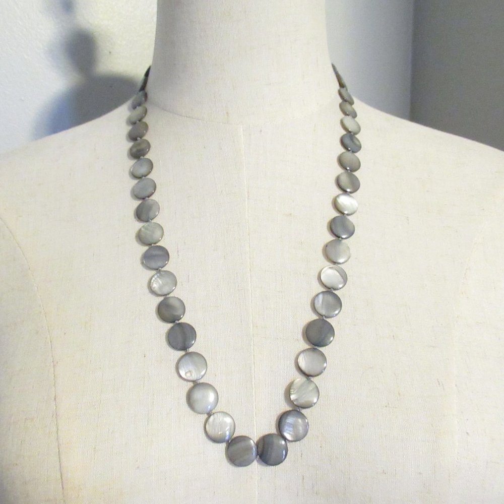Hand Knotted Shell necklace - Picture 2 of 8